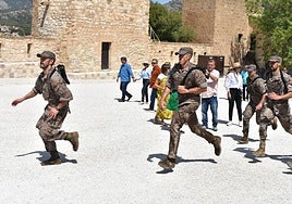 Una de las patrullas en plena competición en la explanada-