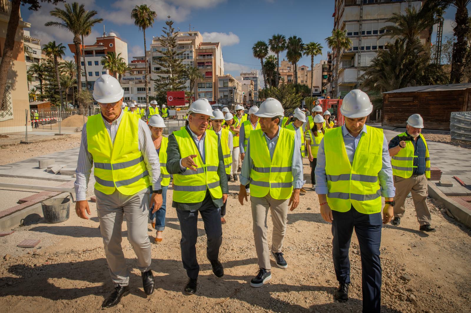 La visita de Carlos Mazón al puerto de Torrevieja, en imágenes