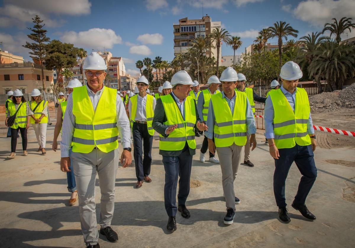 La visita de Carlos Mazón al puerto de Torrevieja, en imágenes