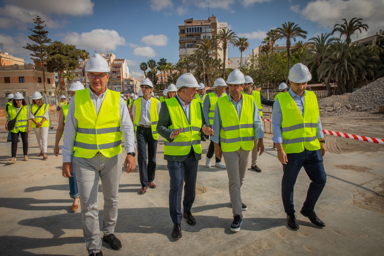 La visita de Carlos Mazón al puerto de Torrevieja, en imágenes