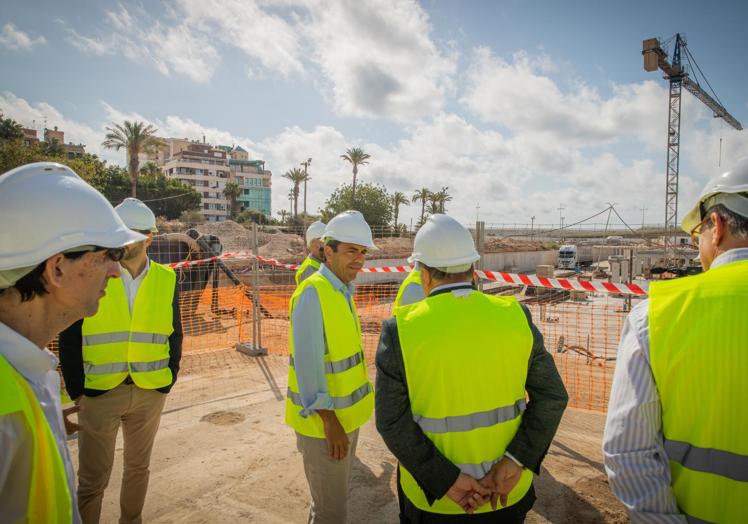 Carlos Mazón observa este lunes la marcha de las obras del nuevo centro de ocio del puerto de Torrevieja.