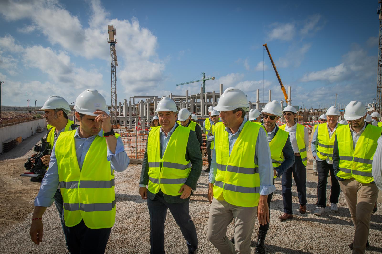 La visita de Carlos Mazón al puerto de Torrevieja, en imágenes