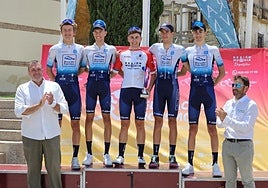 Juan Pedro Lozano, en el centro, junto a sus compañeros del Valverde Team.