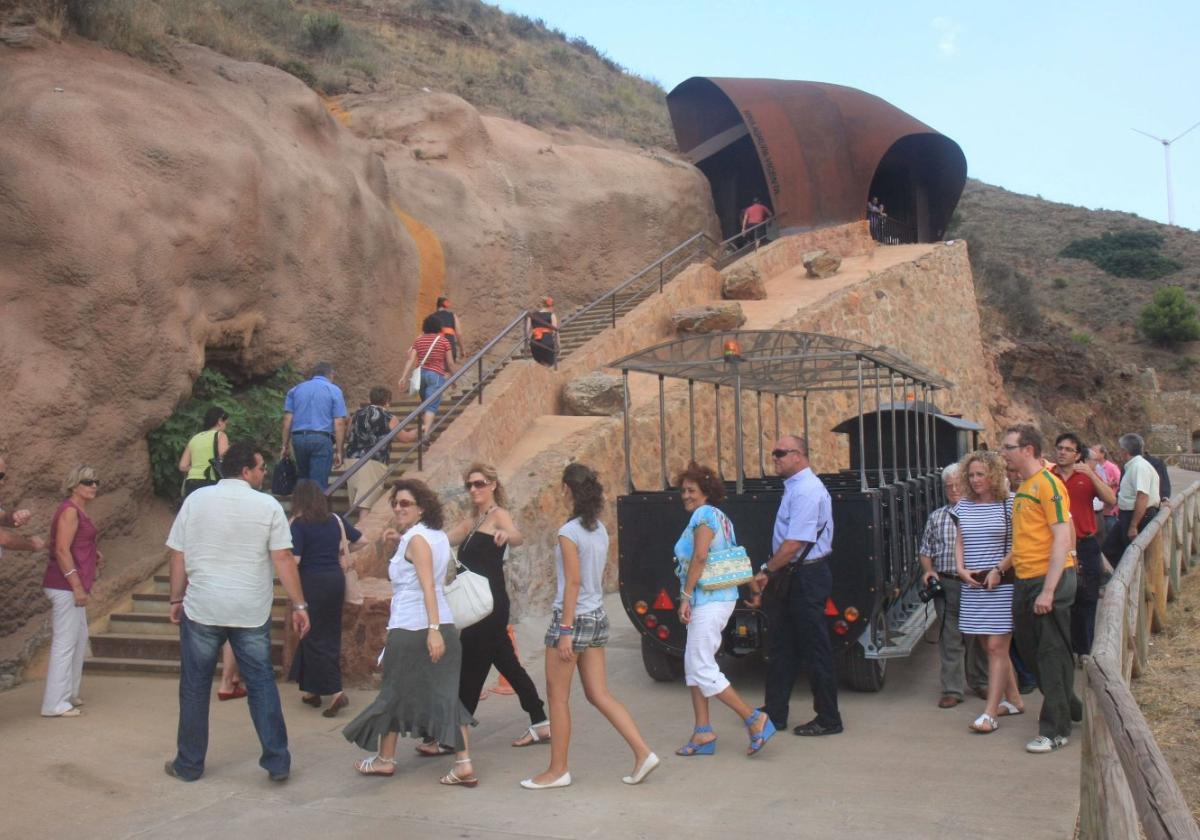 Un grupo de visitantes, en su excursión a la Mina Agrupa Vicenta, en una foto de archivo.