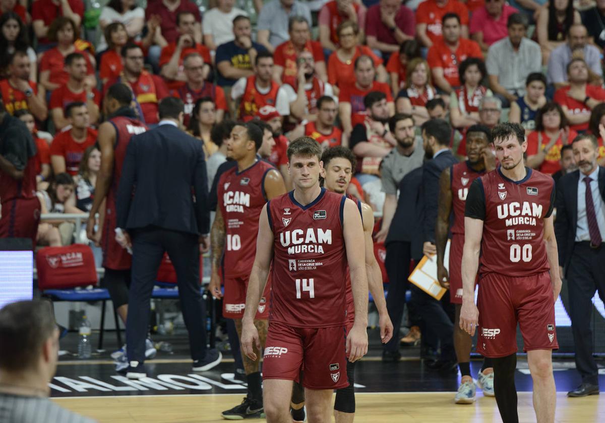 Los jugadores del UCAM al finalizar el partido.