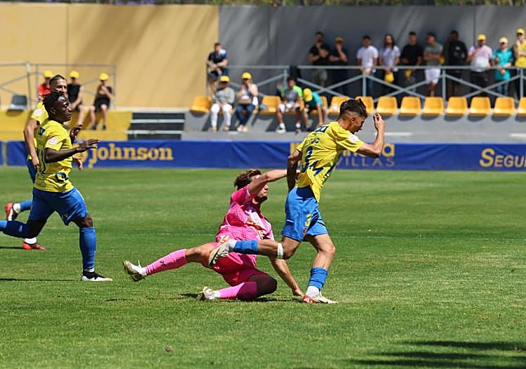 Goyo supera a Abreu del San Roque en una de sus veloces incursiones hacia el área rival, con Alui y Florián (al fondo) al ataque por la izquierda.