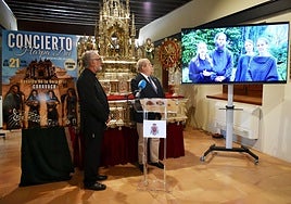 El rector de la basílica, Emilio Sánchez, y el hermano mayor de la Cofradía de la Vera Cruz escuchan el mensaje enviado por los componentes de Harapa Dei.