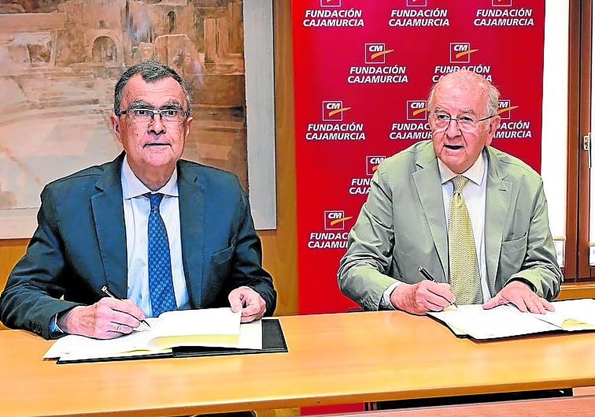José Ballesta y Carlos Egea, durante la firma.