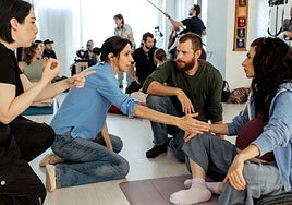 Miriam Garlo y Álvaro Cervantes con la directora Eva Libertad y la intérprete de lengua de signos, Rocío Ayllón.