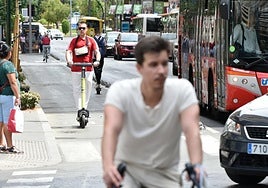 Un usuario del servicio de alquiler de patinetes circula, ayer, por uno de los carriles bici de la ciudad.