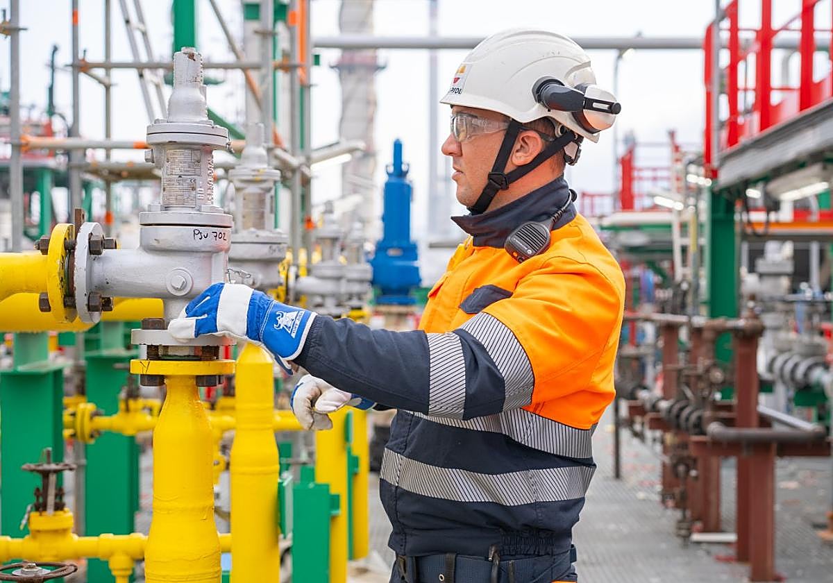 Empleado del complejo industrial de Repsol en Cartagena en una de las unidades.