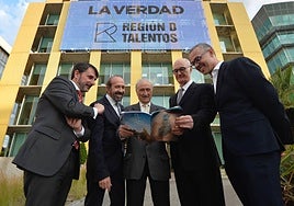 Cristóbal Belda, Santiago Moreno, Pedro Guillén, Pedro Luis Ripoll y Raúl Sánchez observan la revista 'Región de Talentos' en la presentación.