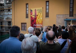 El cartel fue desplegado sobre la fachada lateral del Museo de la Reconquista, junto a las escalinatas del Pozo de Cremós.