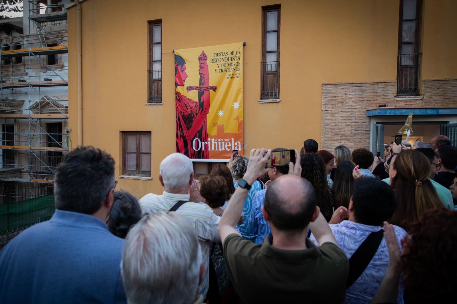 La presentación del cartel de los Moros y Cristianos de Orihuela, en imágenes