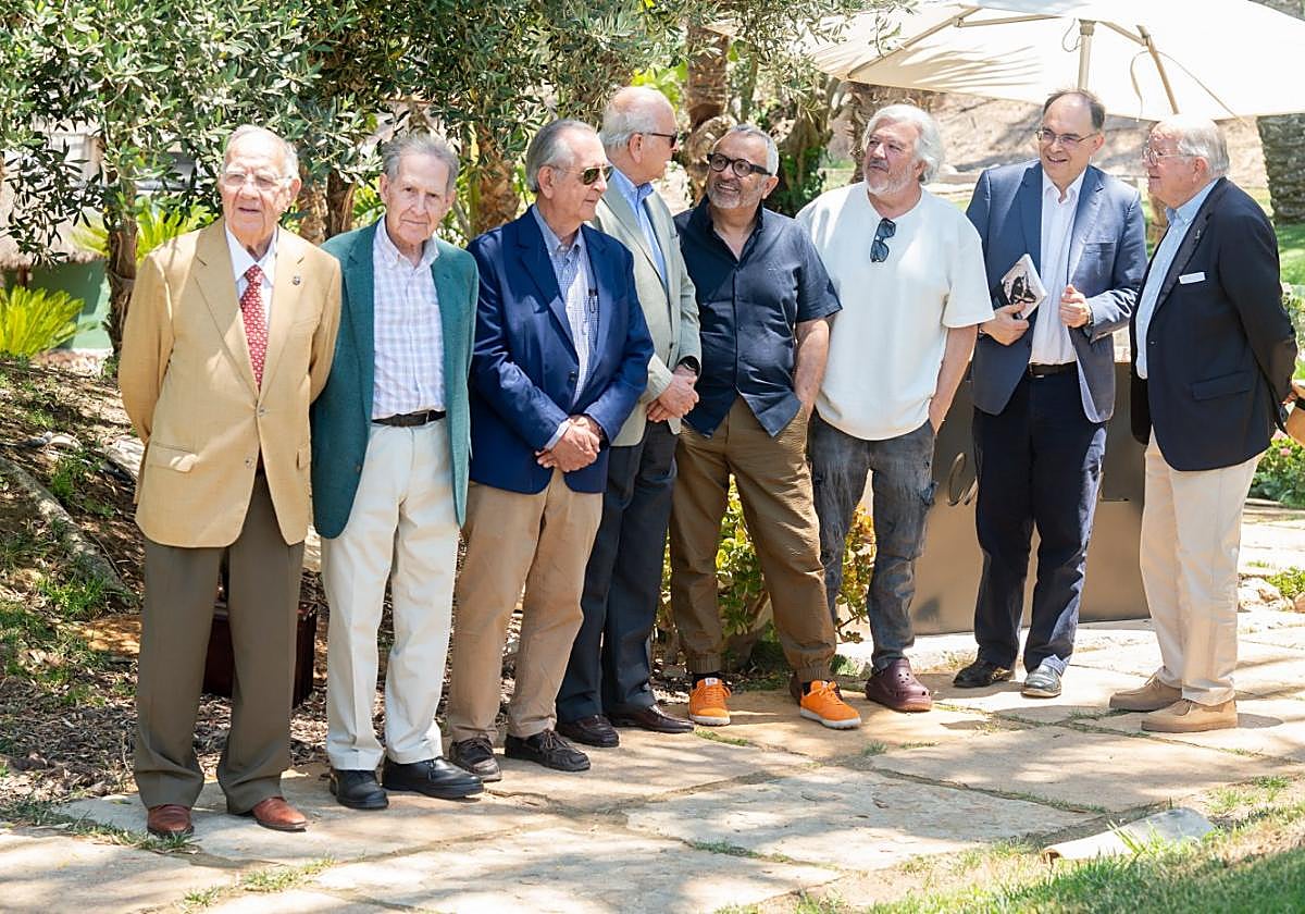 Adolfo Fernández, Antonio López Pina, Juan Roca, Carlos Egea, J. Luis Montero, Antonio Arco, Pascual Martínez y Manuel Fernández–Delgado, en La Cabaña Buenavista, donde se presentó 'Vistas a Europa'.