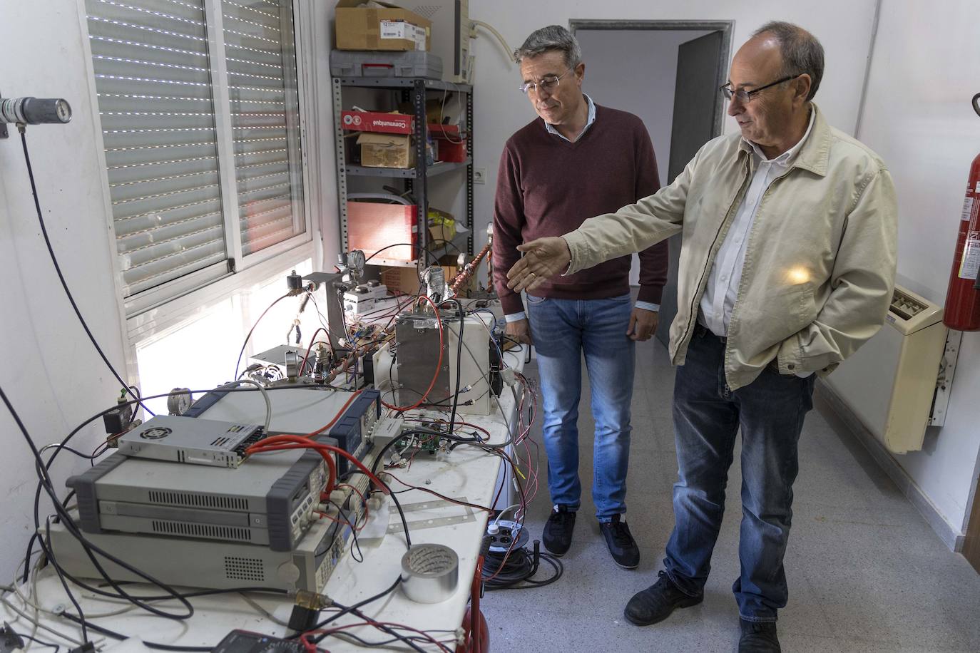 Ángel Molina y José Javier López observan una pila de hidrógeno, en la UPCT.