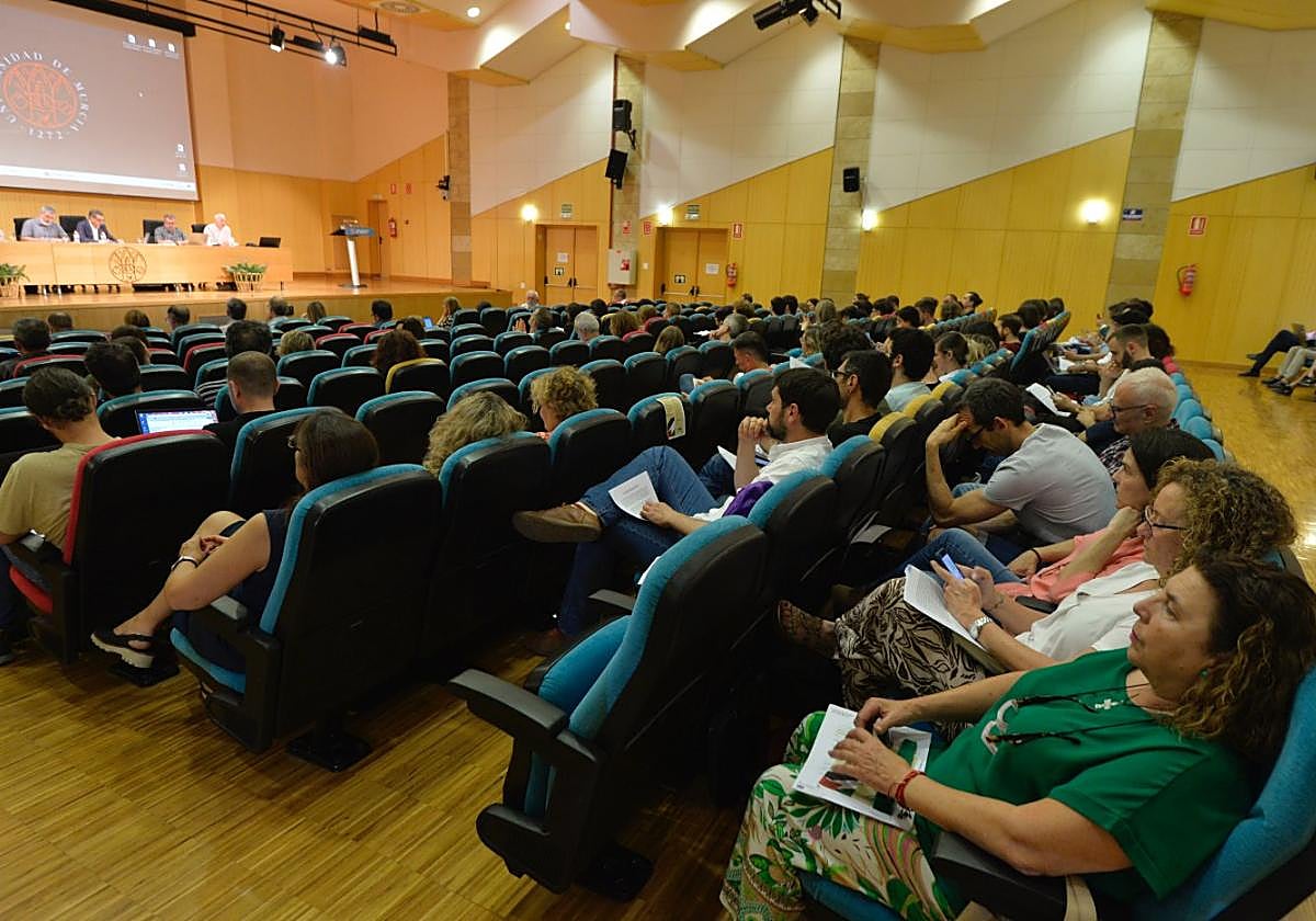 Sesión extraordinaria del claustro de la UMU, ayer, en el campus de Espinardo.