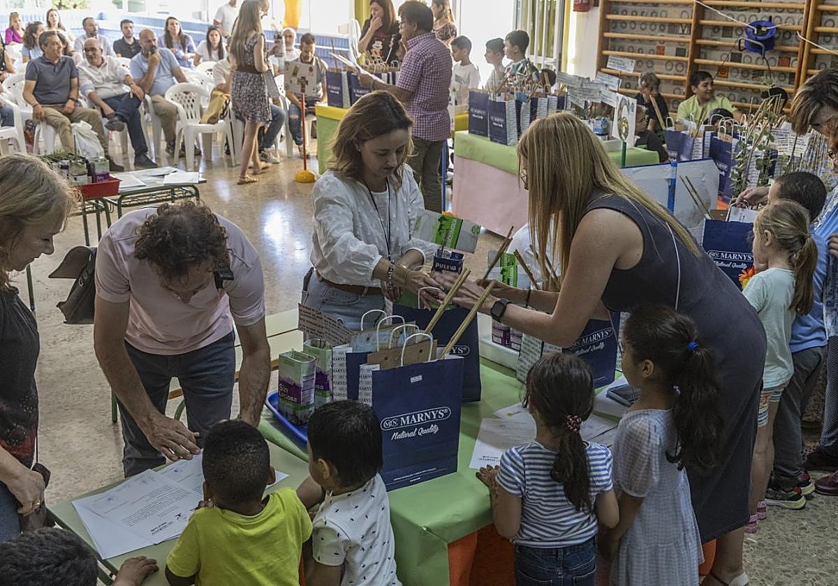 El director de un colegio firma el contrato por el que se compromete a cuidar el ciprés recibido por un alumno.