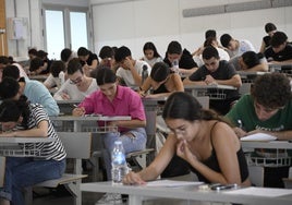 Estudiantes se examinan de la Ebau en el Aulario Norte de Espinardo, este miércoles.