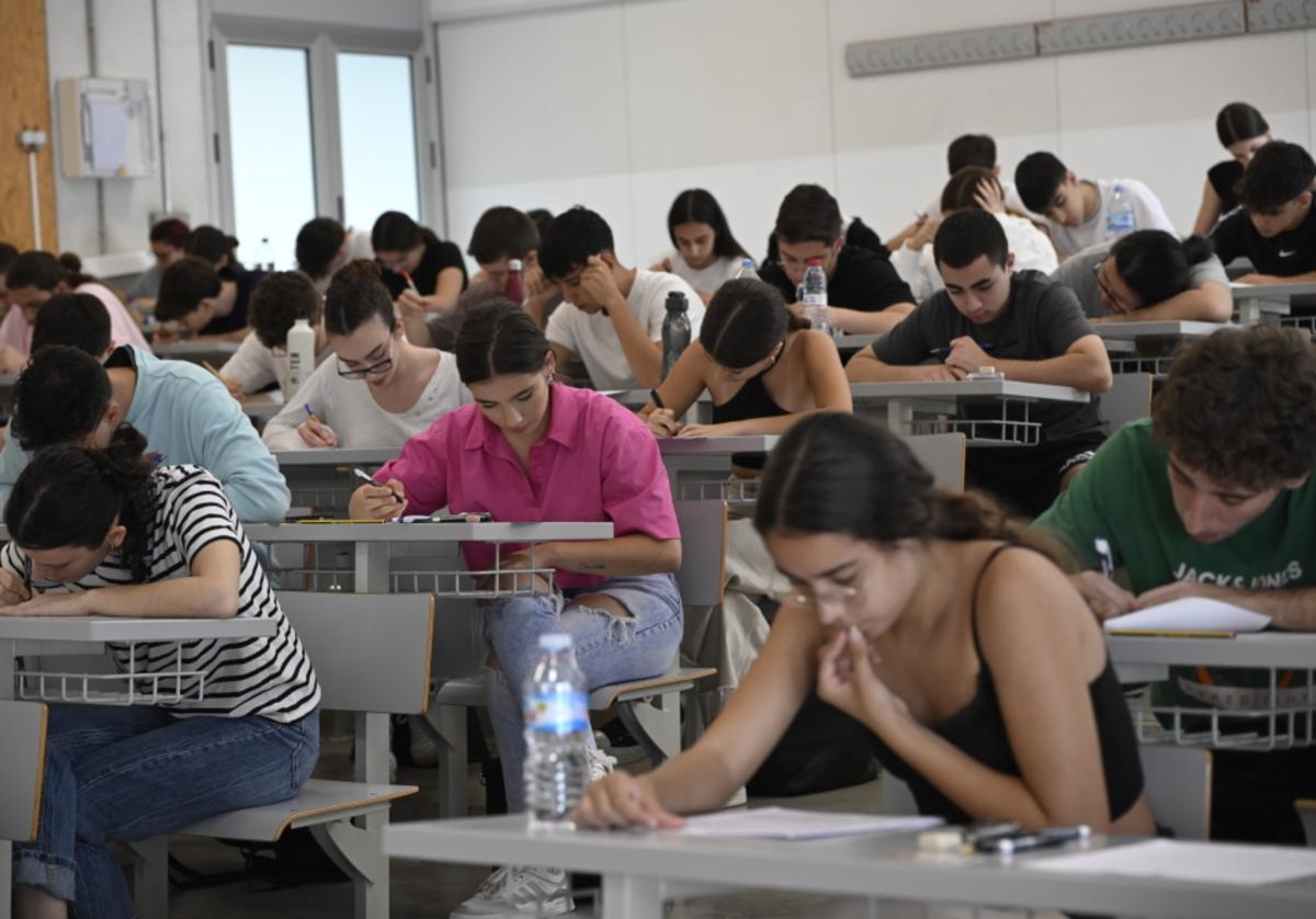 Estudiantes se examinan de la Ebau en el Aulario Norte de Espinardo, este miércoles.