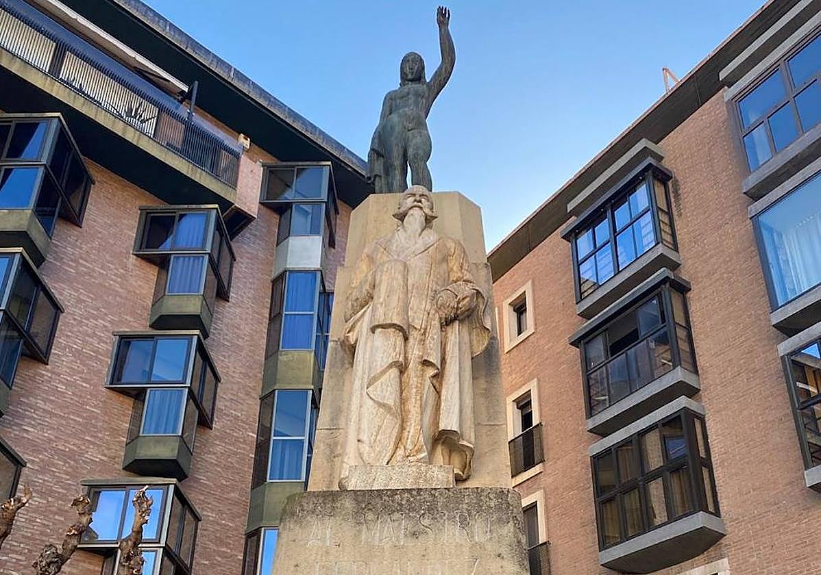 Estatua que remata el monumento a Fernández Caballero.