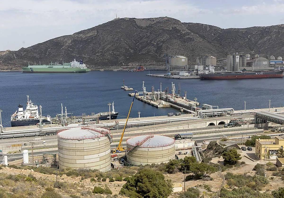 Buques en el puerto industrial de Escombreras, cargando y descargando mercancías, en 2023.