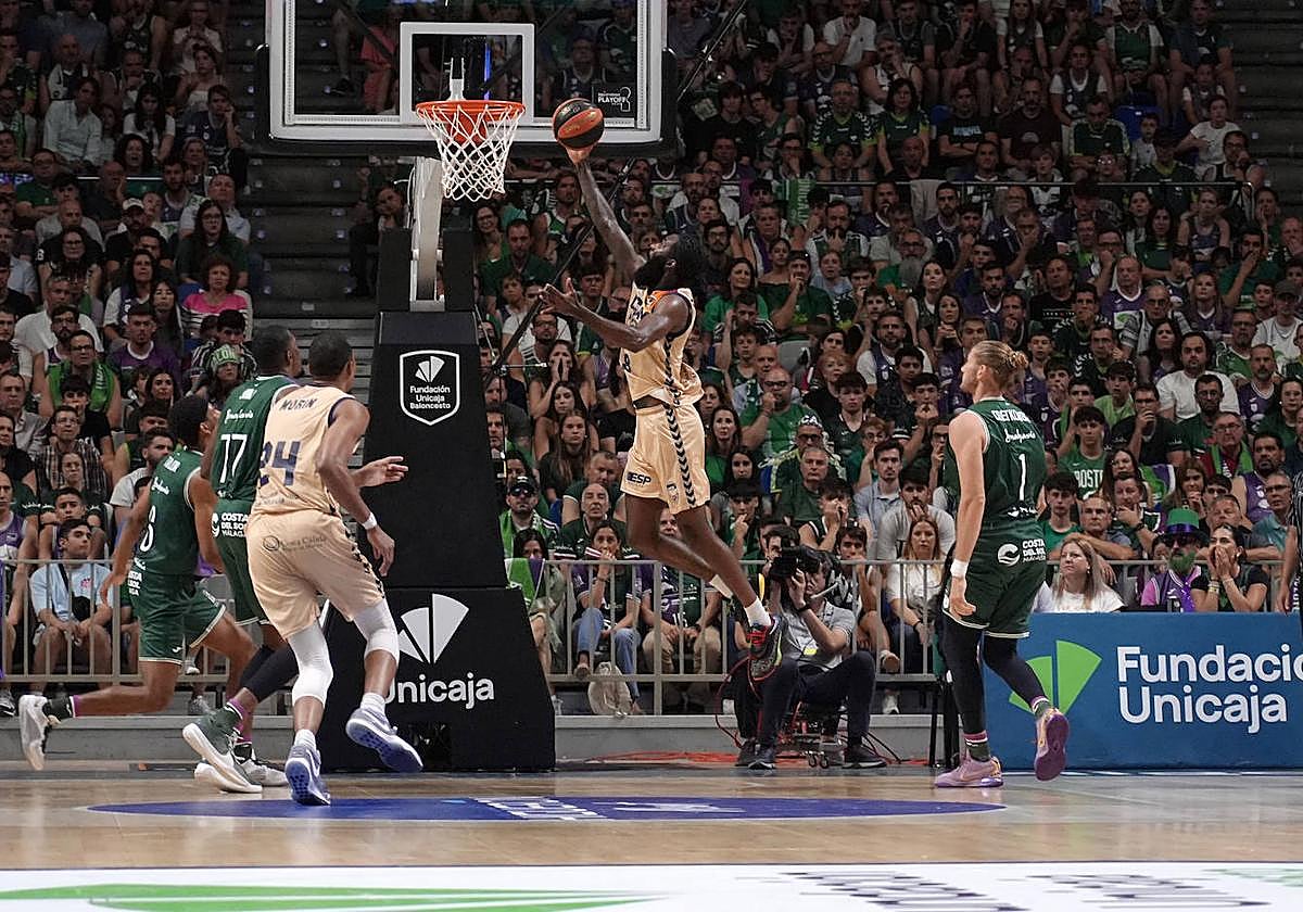 Sant-Roos realiza una entrada a canasta.