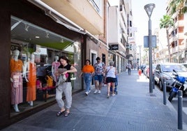 Imagen de archivo de la calle Ramón Gallud, una de los más comerciales de Torrevieja.