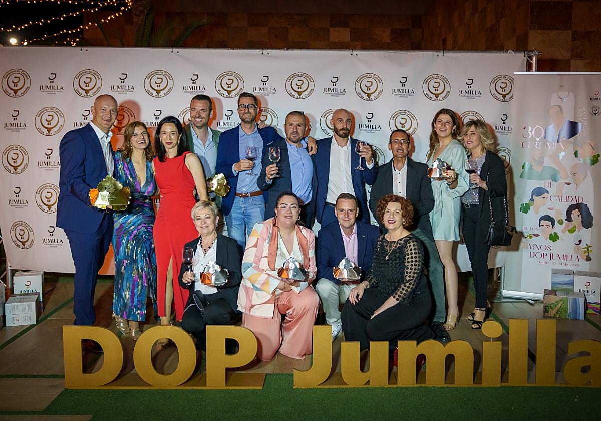 Foto de familia de Bodegas Luzón durante el Certamen.