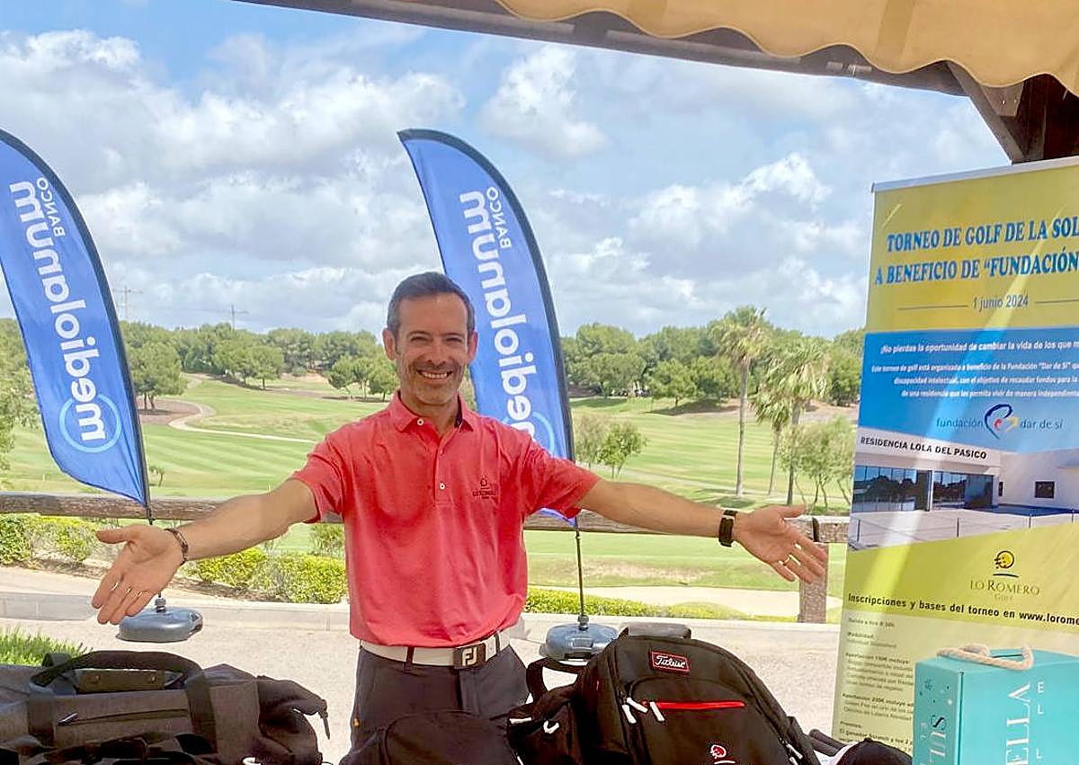 Imagen secundaria 1 - Campeón de 1ª categoría. El jugador Enrique Pérez de los Cobos, delegado de Aesgolf en la Región, fue el ganador. Toda una mesa de regalos para el torneo. El chef Joaquín Madrid, junto a sus famosas flores de alcachofas. 