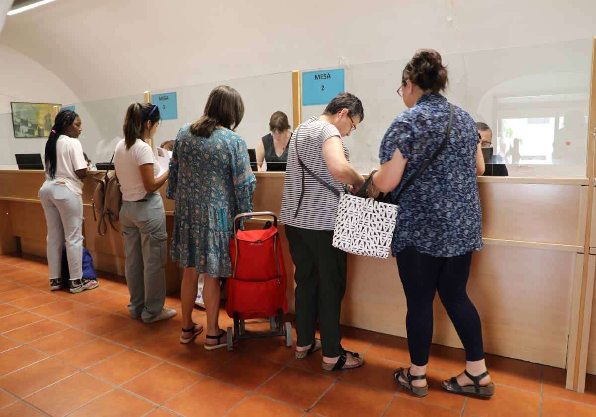 Ciudadanos en la oficina de empadronamiento.