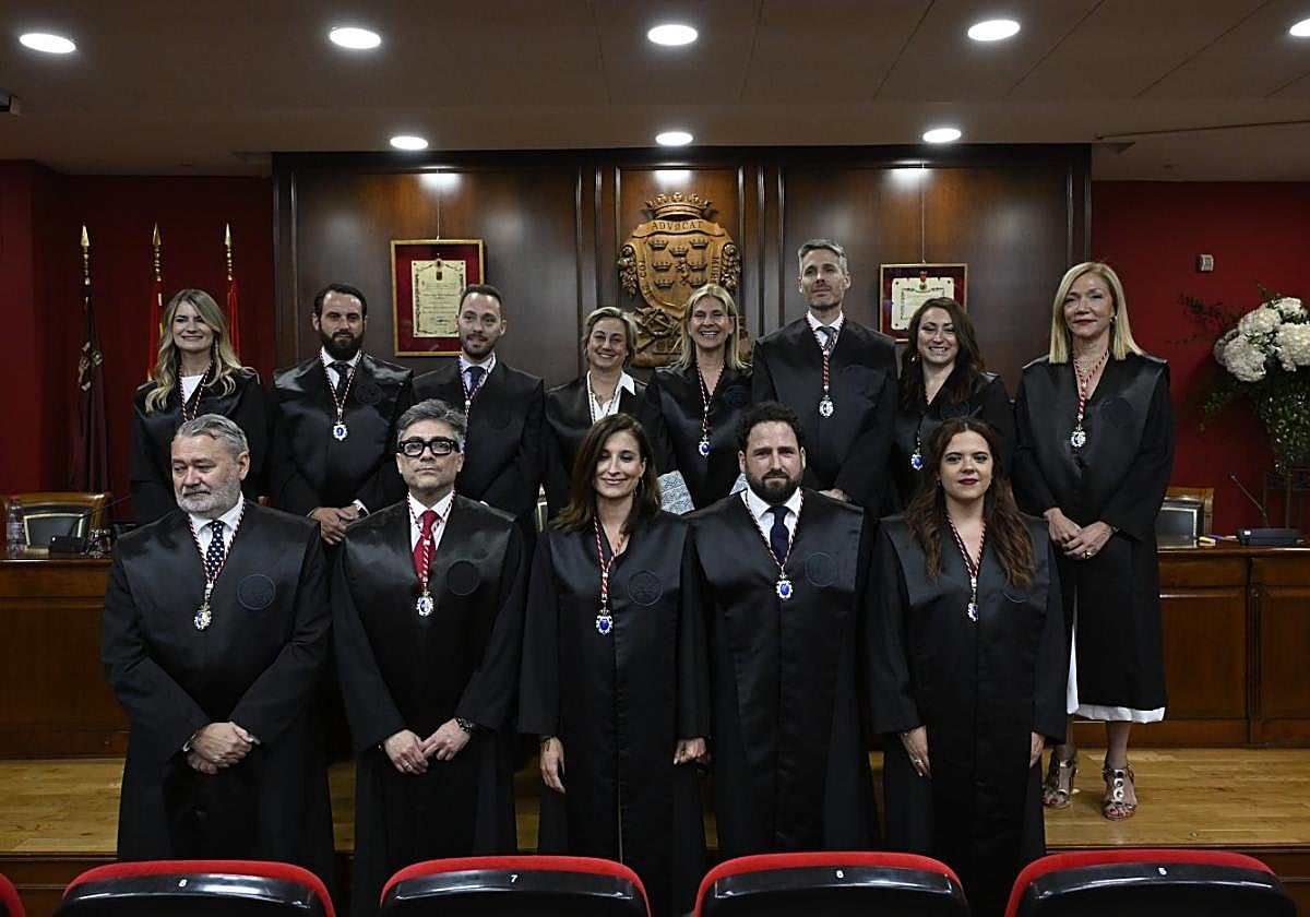 Los nuevos integrantes de la Junta de Gobierno, anoche, tras tomar posesión en la sede de Icamur.