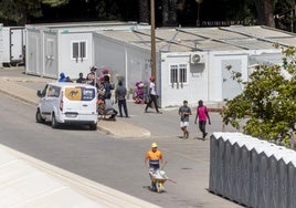 Interior del campamento temporal y provisional que acoge a inmigrantes en el recinto del antiguo Hospital Naval.