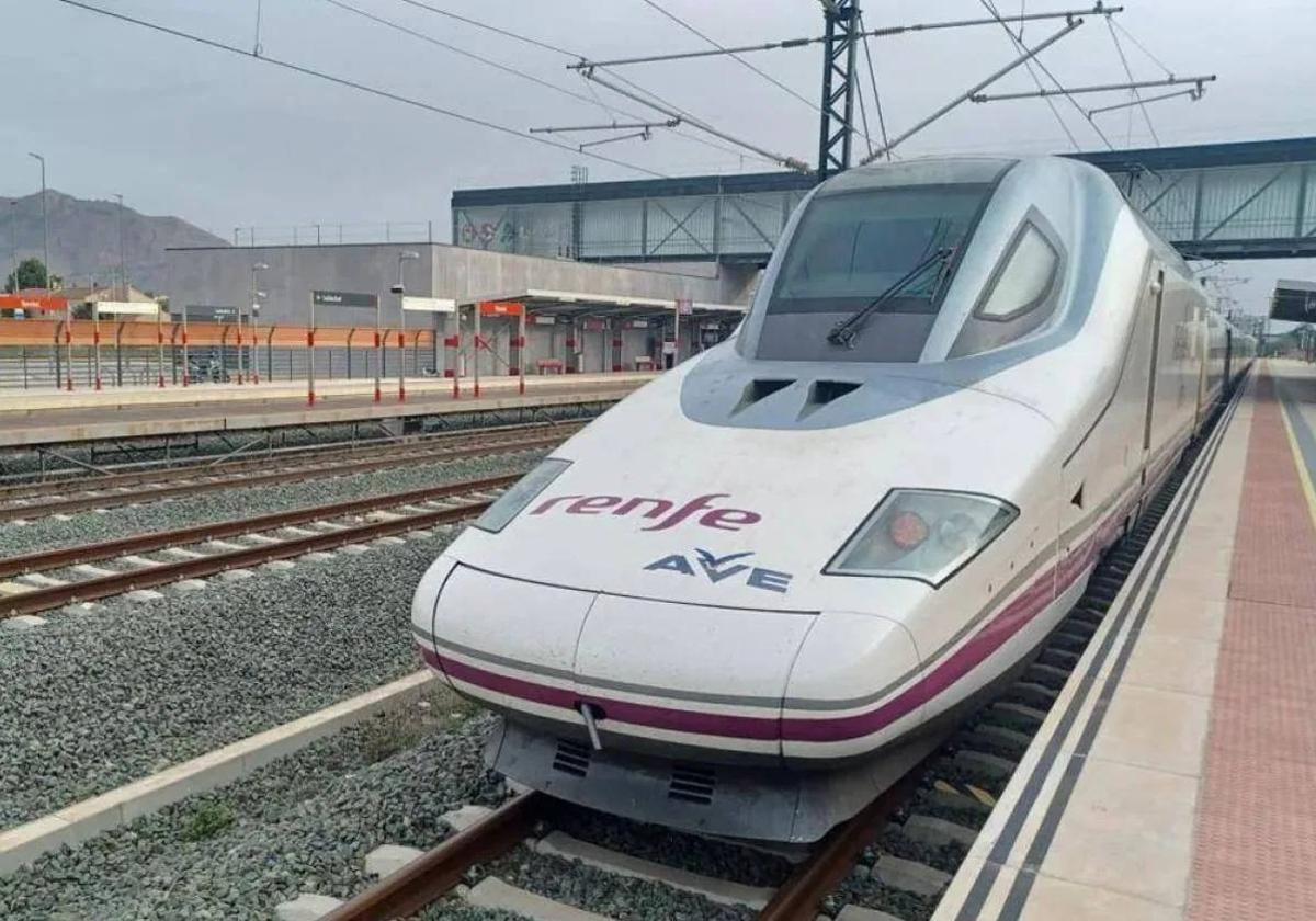 Un tren AVE, en la línea de alta velocidad de Murcia, en imagen de archivo.