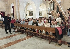 El rector de la basílica, Emilio Sánchez, explica al grupo algunos detalles sobre la Vera Cruz de Caravaca