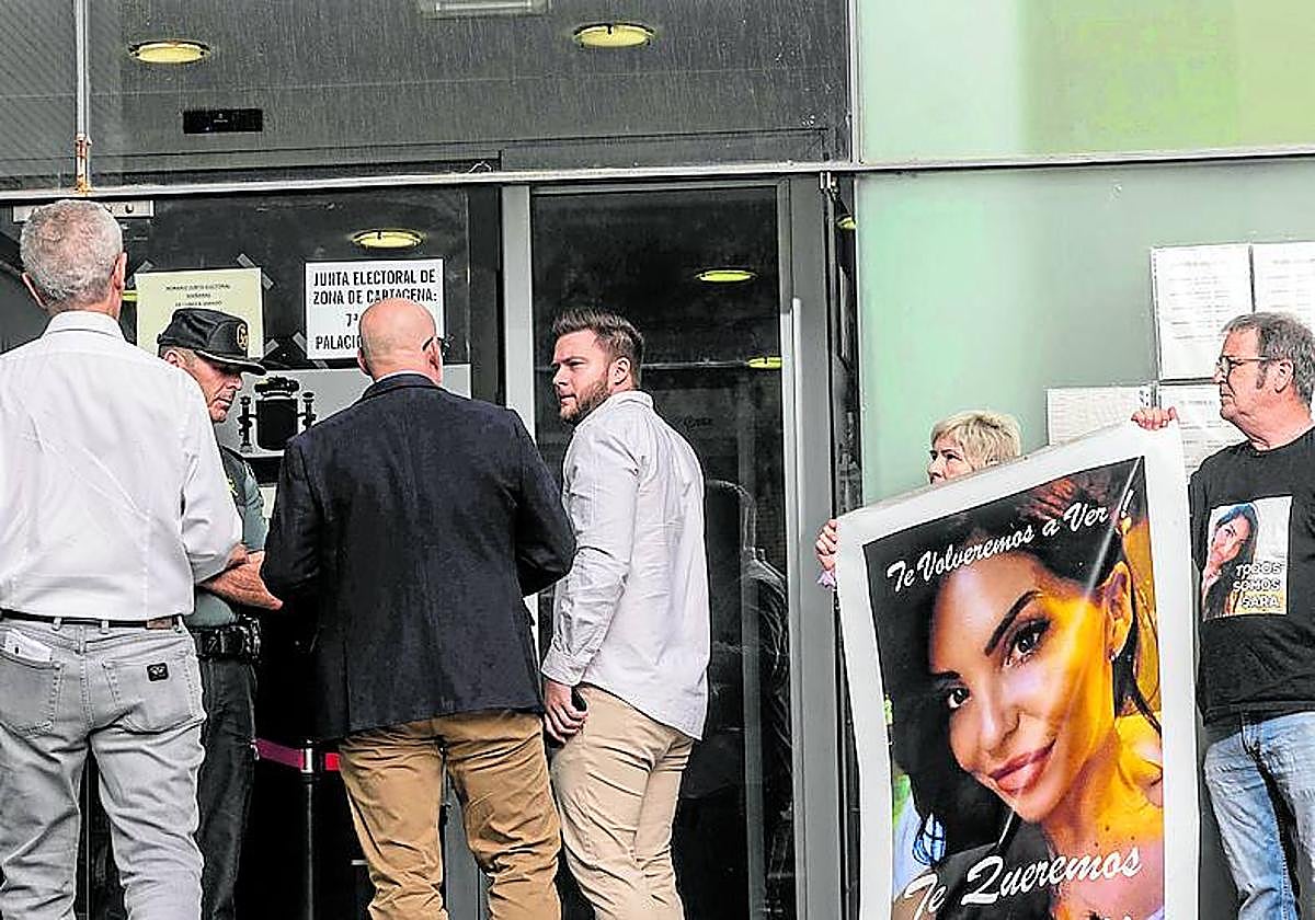 Familiares de Sara Gómez protestan ayer a las puertas de los juzgados de Cartagena con motivo de las nuevas declaraciones.