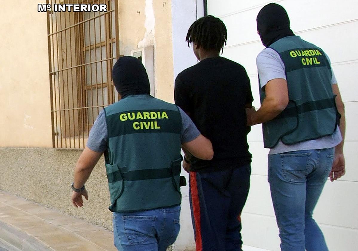 Los agentes de la Guardia Civil con el arrestado.