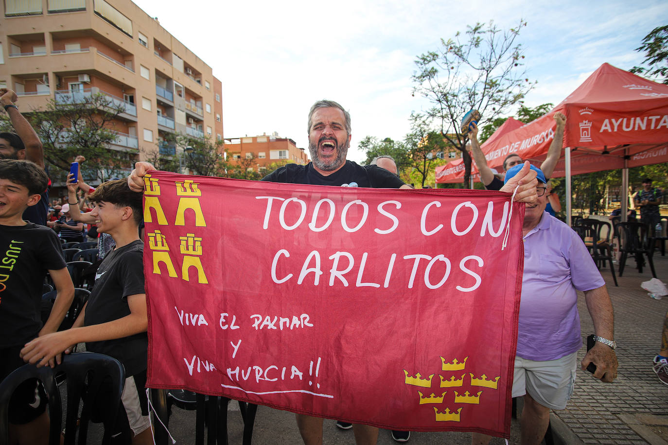 Seguidores de Alcaraz animan al tenista murciano desde El Palmar