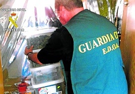 Un agente durante el registro efectuado en una vivienda de Águilas.