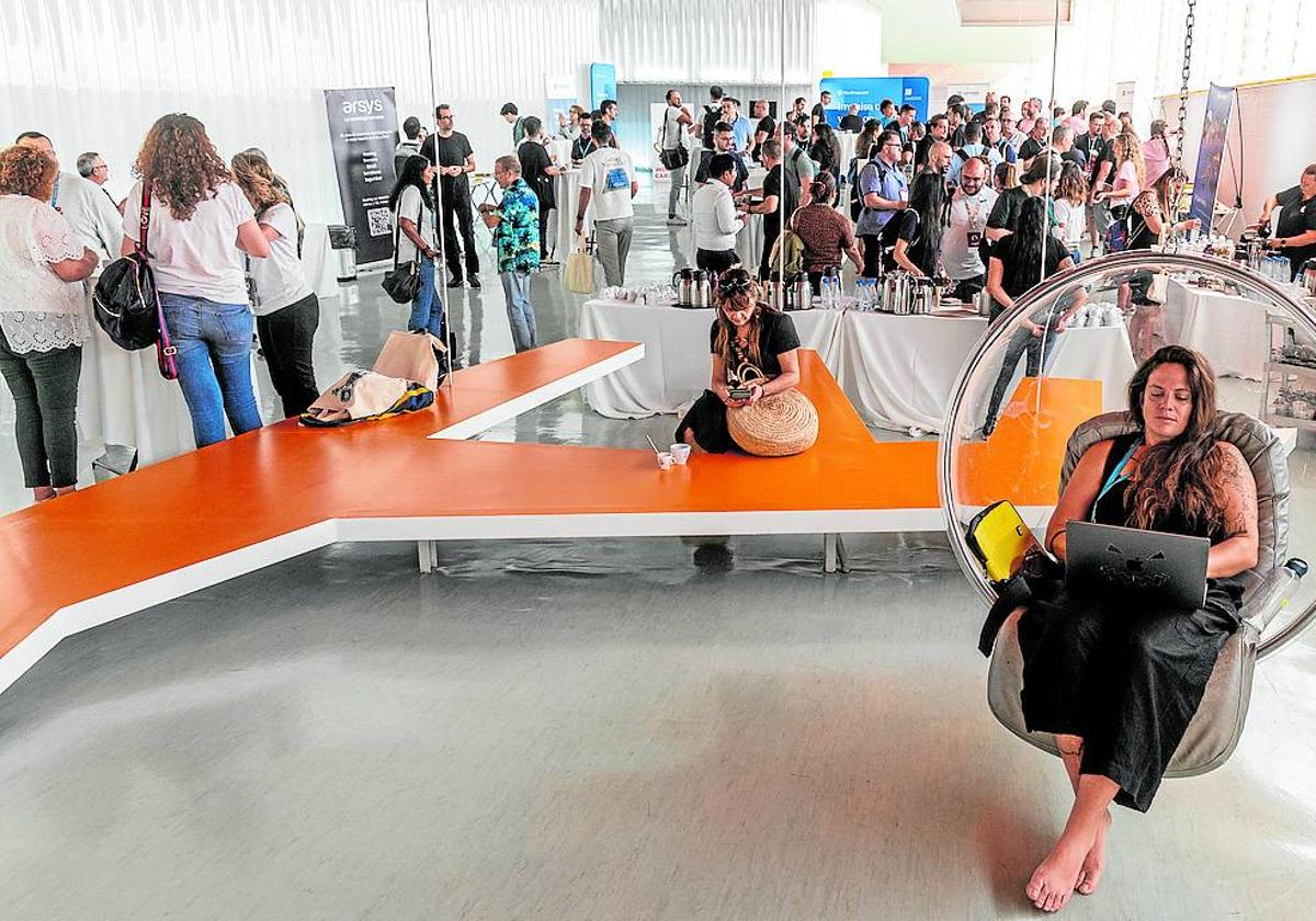 Participantes en el congreso, durante un descanso, en el pasillo del auditorio El Batel.