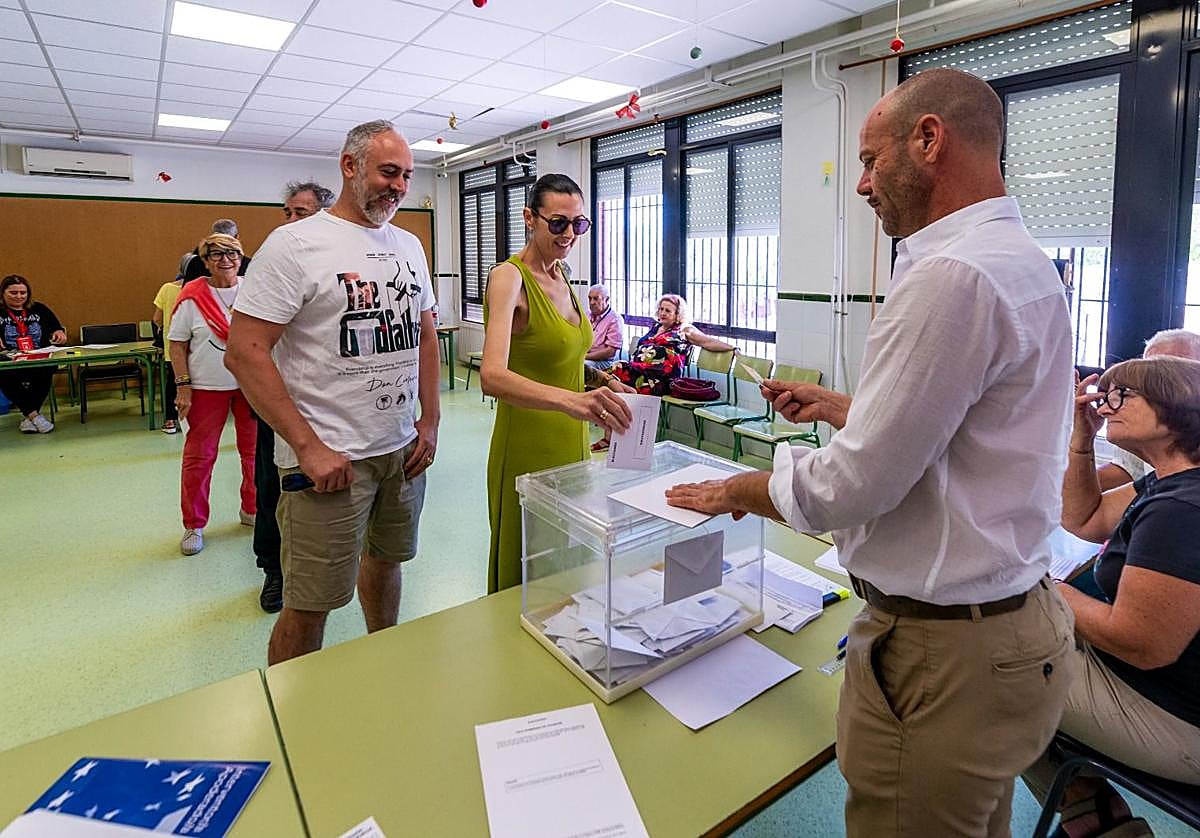 Una mujer votando en el colegio Francisco Cobacho de Algezares.
