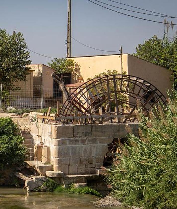 Imagen secundaria 2 - Las Norias Gemelas, arriba, antes de los trabajos de recuperación, y, abajo, durante las obras.