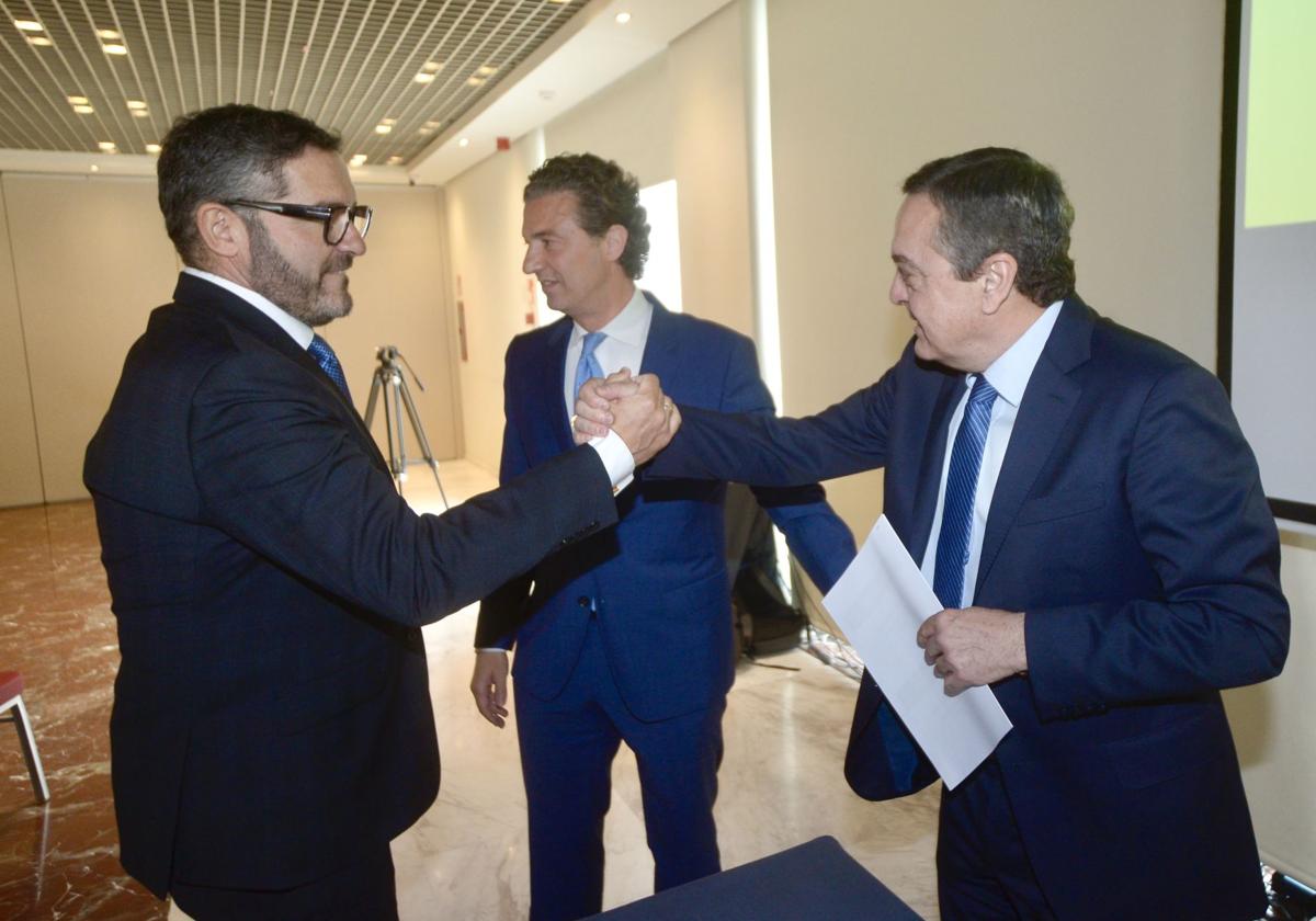 Miguel López Abad y José María Albarracín se estrechan la mano, en una foto de archivo.