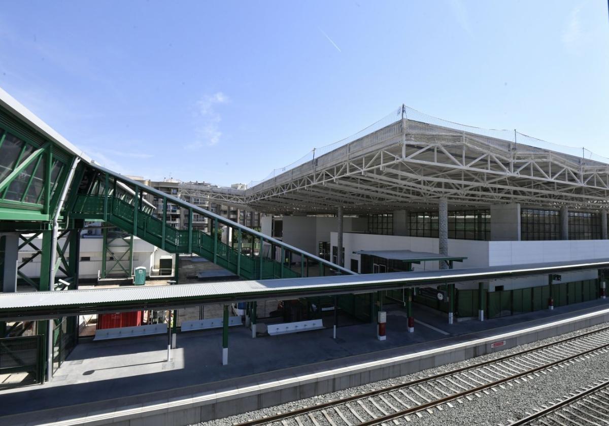 La nueva estación del Carmen, junto a las pasarelas y las vías en superficie, que desaparecerán cuando se integre el tráfico de trenes.