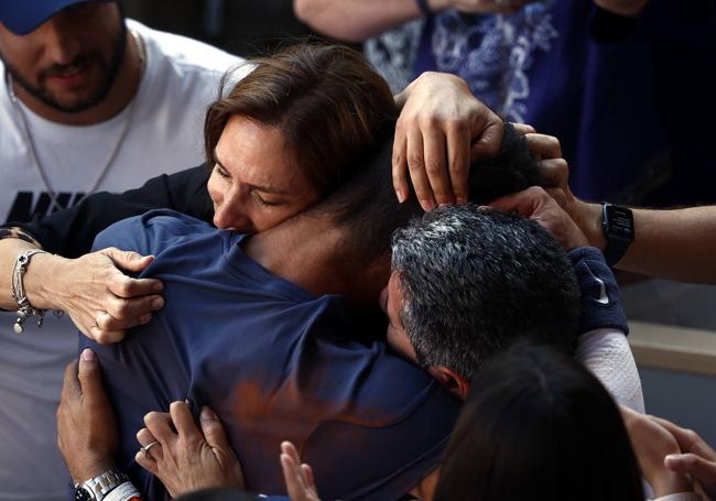 Carlos Alcaraz se funde en un emocionado abrazo con sus padres, Virginia y Carlos.