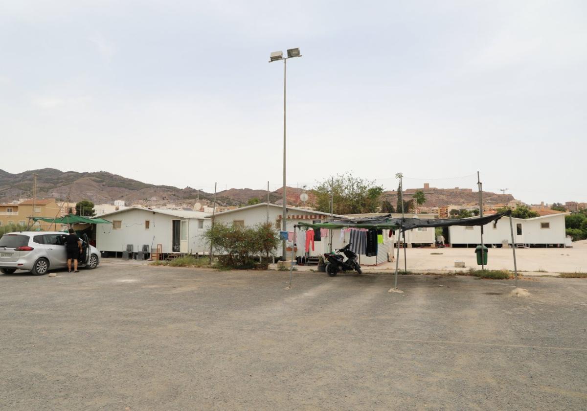 Barracones en la pista deportiva del barrio de San Fernando donde viven seis familias.