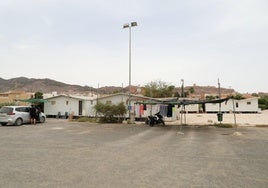 Barracones en la pista deportiva del barrio de San Fernando donde viven seis familias.