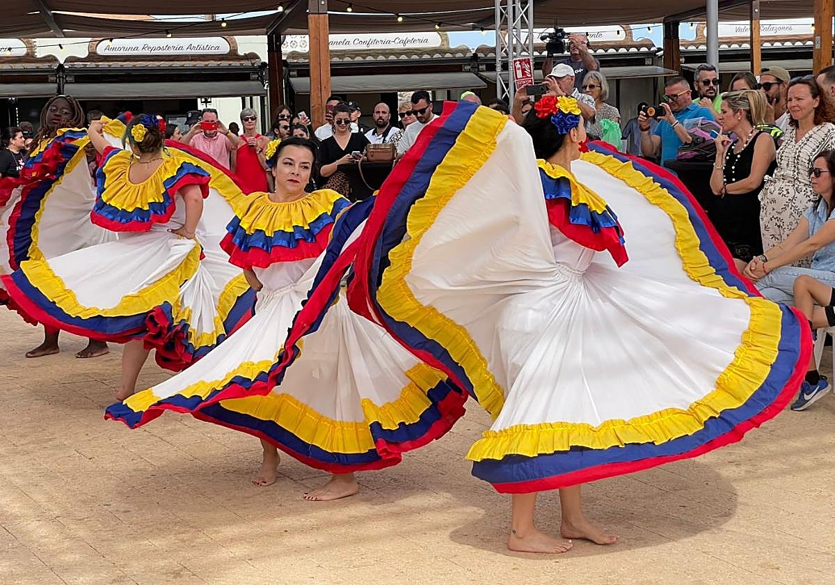 Bailarinas de la Asociación Grupo Folclórico Aires de Colombia.