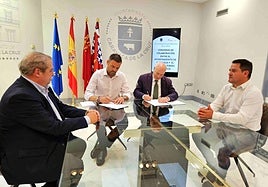 Luis Melgarejo, José Francisco García, Pedro Hernández y José Fdez Tudela, durante la firma del convenio.