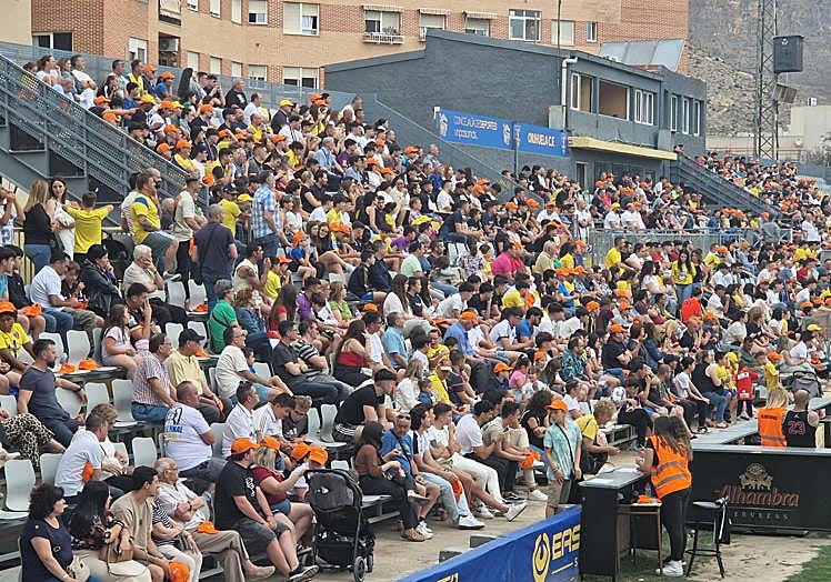 Un millar de aficionados expectantes contemplan el dramático partido de Barakaldo, el sábado en la plantalla gigante instalada en Los Arcos.
